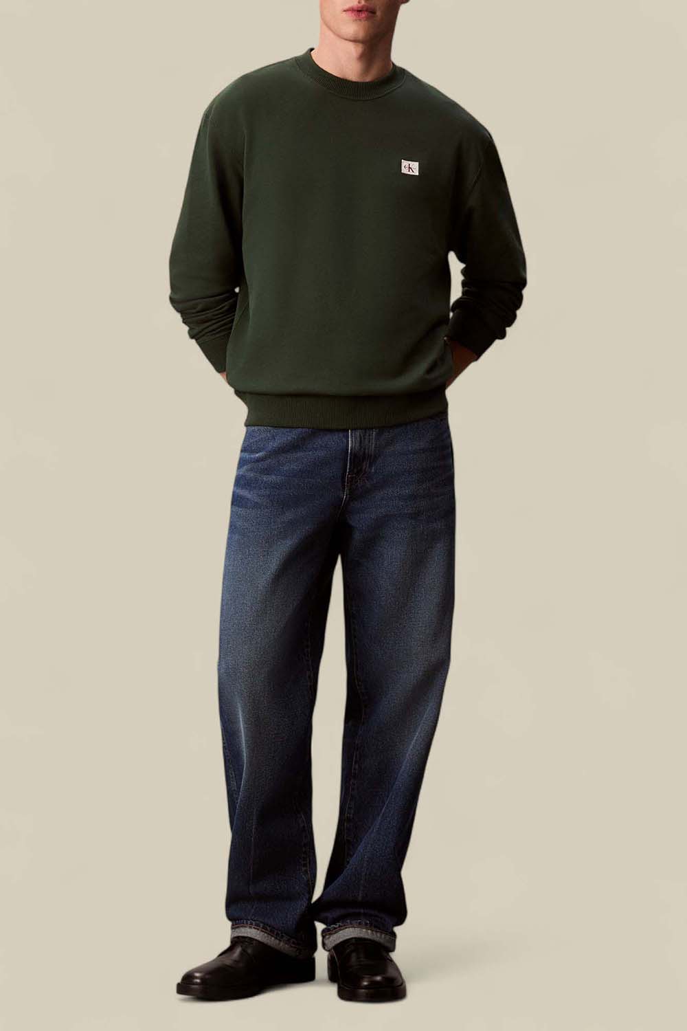 תמונת כל הלוק של סווטשירט